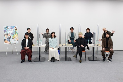 TVアニメ「天地創造デザイン部」生配信イベントの模様。下段左から榎木淳弥、原由実、諏訪部順一、梅原裕一郎、上段左から岸尾だいすけ、大空直美、井上和彦、泊明日菜、竹内良太。