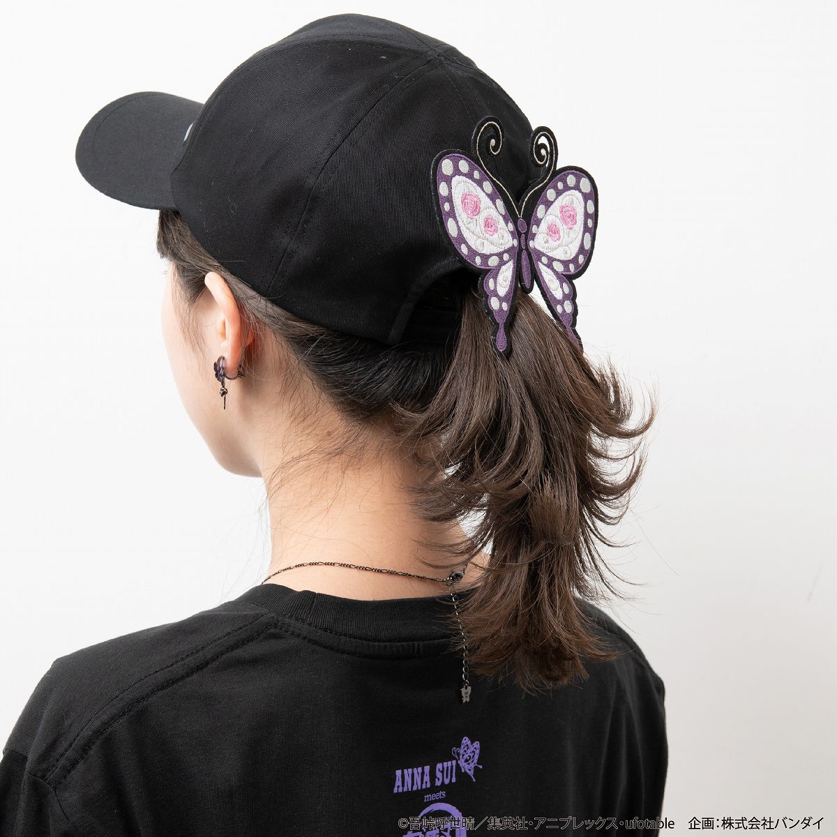 「鬼滅の刃×ANNA SUI キャップ 胡蝶姉妹」着用イメージ