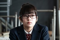 吉柳咲良扮する高崎由梨。