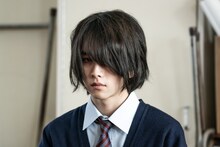 板垣李光人扮する都幾川幸人。