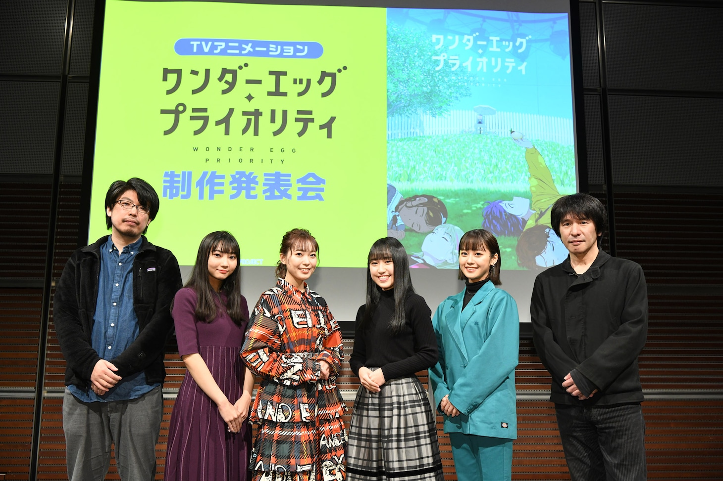オリジナルTVアニメ「ワンダーエッグ・プライオリティ」制作発表会より。左から若林信監督、矢野妃菜喜、斉藤朱夏、相川奏多、楠木ともり、野島伸司。