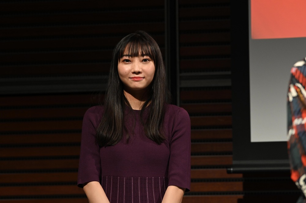 沢木桃恵役の矢野妃菜喜。