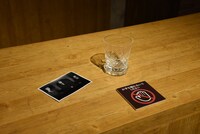 「文豪ストレイドッグス大博覧会」より、バー・ルパンを再現した展示。