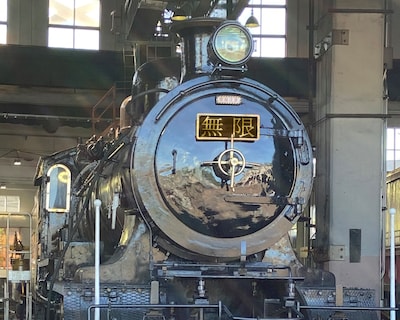 京都鉄道博物館で公開される無限列車仕様の蒸気機関車。 ※イメージ