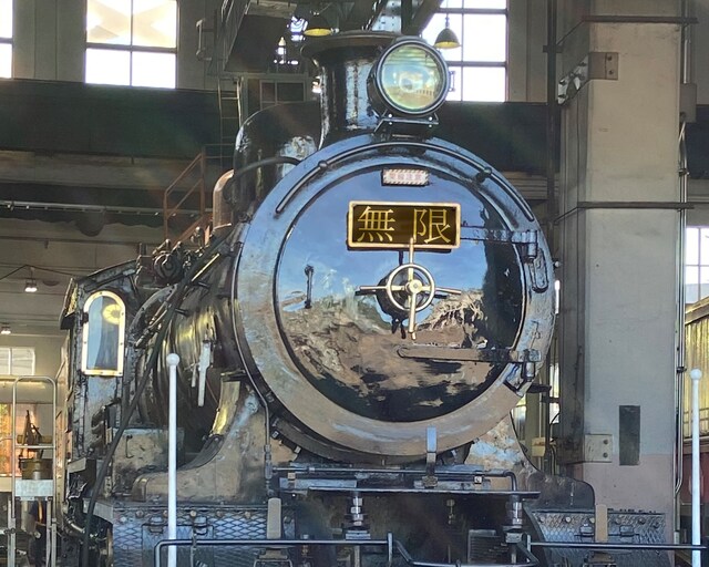 京都鉄道博物館で公開される無限列車仕様の蒸気機関車。 ※イメージ