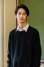 楽駆扮する江間譲。