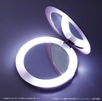 「劇場版『美少女戦士セーラームーンEternal』LEDコンパクトミラー」使用イメージ