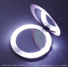 「劇場版『美少女戦士セーラームーンEternal』LEDコンパクトミラー」使用イメージ