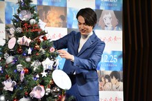 オーナメントを取り付ける中川大志。