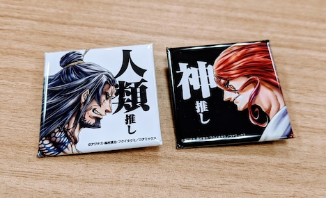 特典のバッジ。