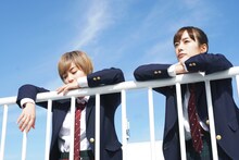 ドラマ「ヒミツのアイちゃん」より。左から平祐奈、吉田志織。