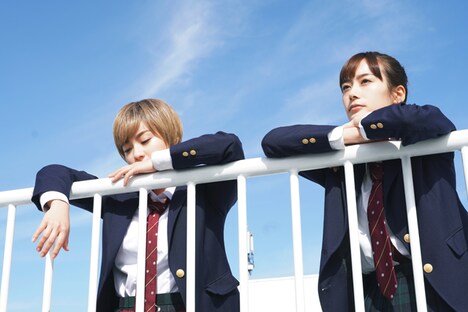 ドラマ「ヒミツのアイちゃん」より。左から平祐奈、吉田志織。