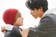 ドラマ「ヒミツのアイちゃん」より。左から平祐奈、佐藤寛太。