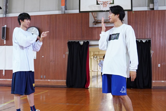 ドラマ「ヒミツのアイちゃん」より。左から水沢林太郎、佐藤寛太。