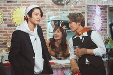 ドラマ「ヒミツのアイちゃん」より。左から佐藤寛太、吉田志織、MASATO。