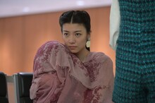 瀧内公美扮する片平真依。