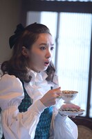 飯豊まりえ扮する泉京香。