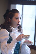 飯豊まりえ扮する泉京香。