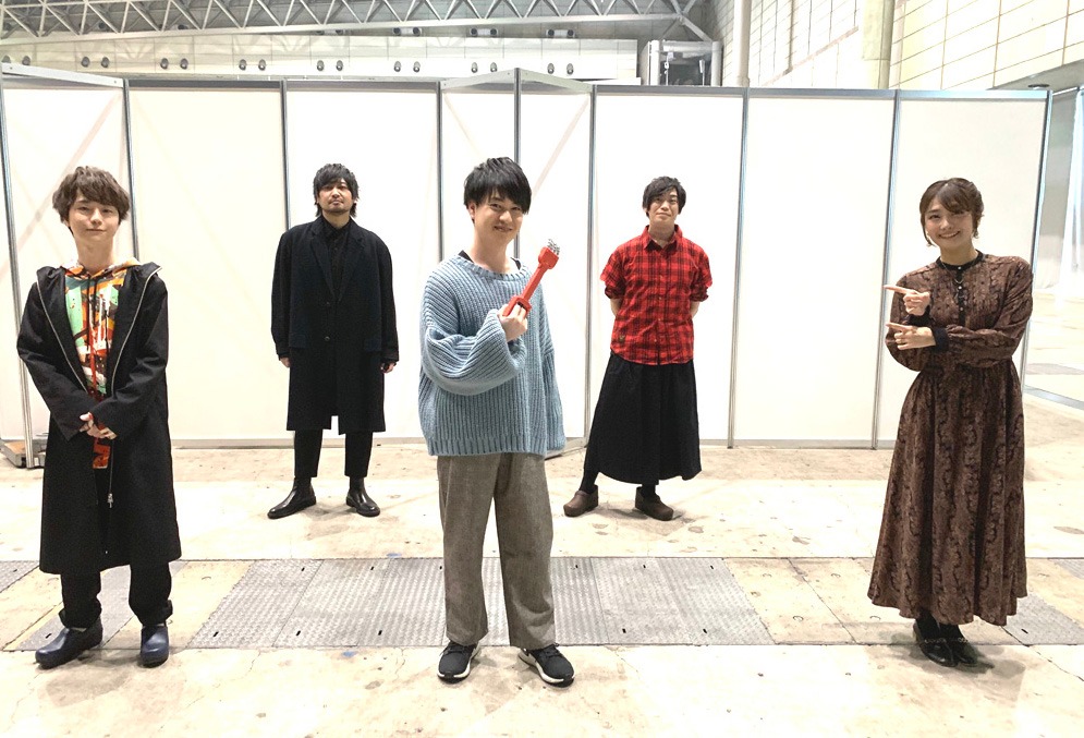 前列左から河西健吾、小林裕介、沼倉愛美。後列左から中村悠一、古川慎。