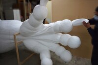 制作中の巨大ゾッド像。