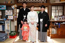 「監察医 朝顔」より前列左から加藤柚凪演じるつぐみ、上野樹里演じる朝顔、風間俊介演じる桑原。後列は時任三郎演じる平。