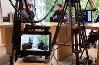 大友啓史監督と佐藤健の対談の様子。