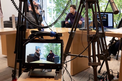 大友啓史監督と佐藤健の対談の様子。