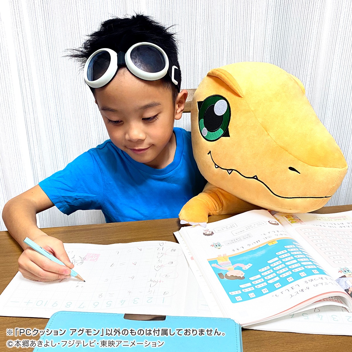 「デジモンアドベンチャー：PCクッション アグモン」の使用イメージ。