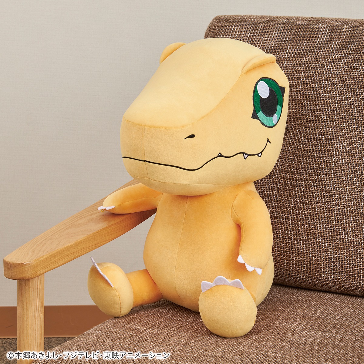「デジモンアドベンチャー：PCクッション アグモン」の使用イメージ。