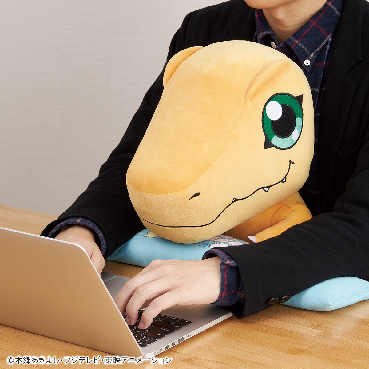 「デジモンアドベンチャー：PCクッション アグモン」の使用イメージ。
