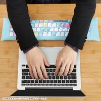 「デジモンアドベンチャー：PCクッション アグモン」アームレストの使用イメージ。