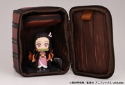 「鬼滅の刃」禰豆子を入れて持ち運ぼう、木箱風デザインのおでかけポーチ