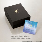 ペガサスが箔押しされた化粧箱。