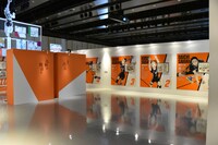 「連載完結記念 ハイキュー!!展」東京会場の様子。