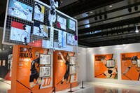 「連載完結記念 ハイキュー!!展」東京会場の様子。