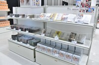 「連載完結記念 ハイキュー!!展」東京会場のグッズ売り場。