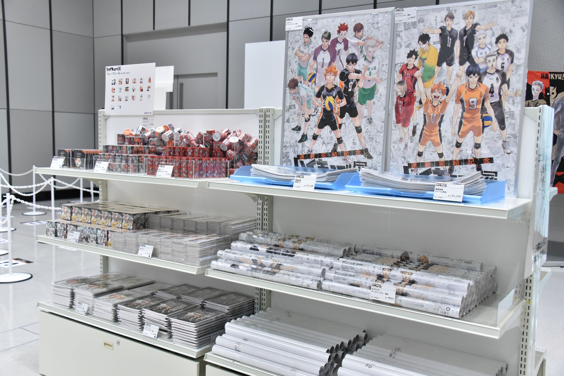 連載完結記念 ハイキュー!!展」東京会場のグッズ売り場。 [画像