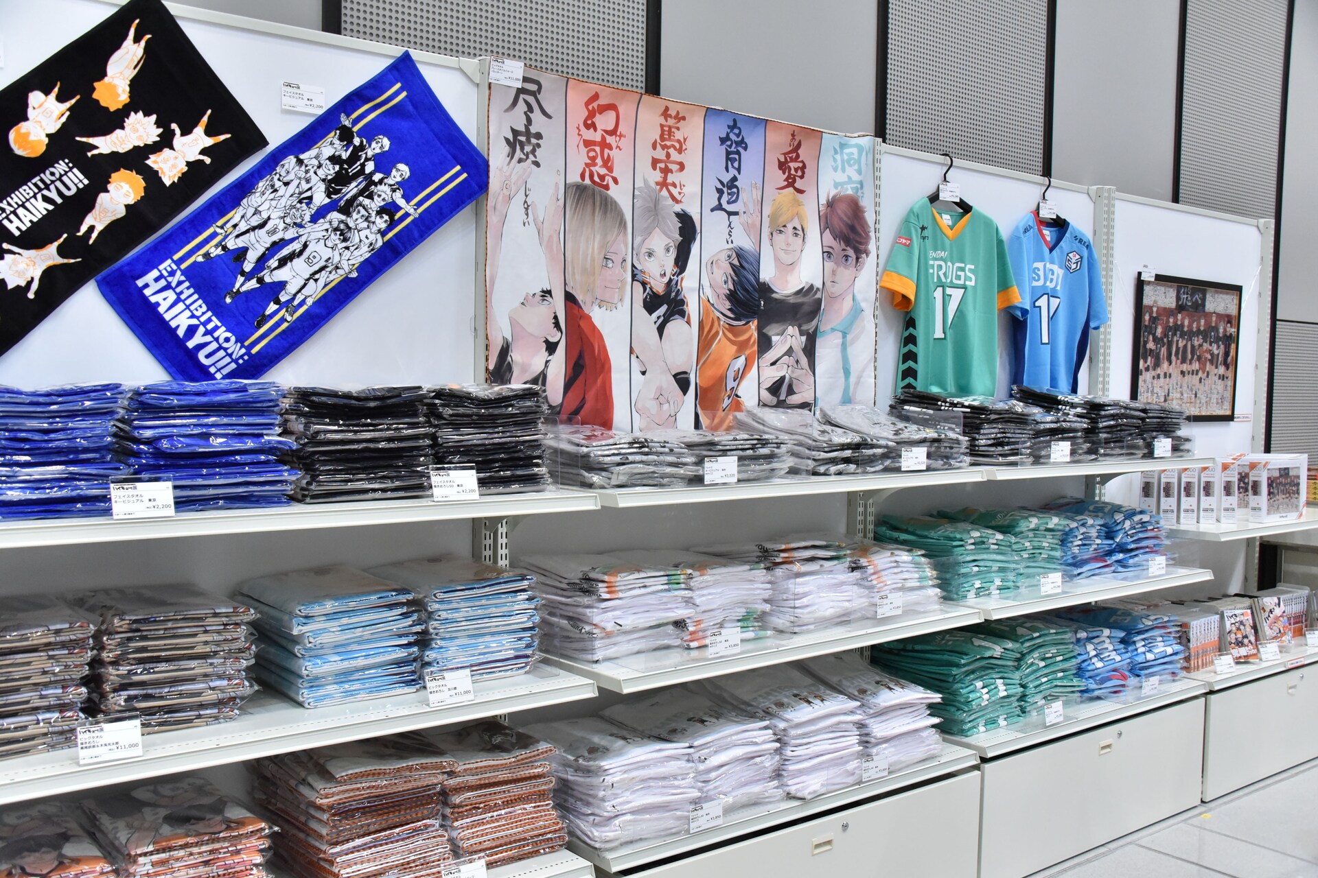 連載完結記念 ハイキュー!!展」東京会場のグッズ売り場。 [画像