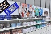 「連載完結記念 ハイキュー!!展」東京会場のグッズ売り場。