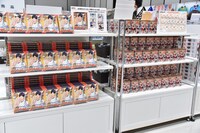 「連載完結記念 ハイキュー!!展」東京会場のグッズ売り場。