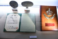 ゆうきまさみがこれまでにもらった賞状やトロフィー。