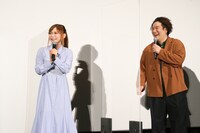 左から中川翔子、岡崎体育。