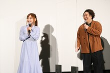 左から中川翔子、岡崎体育。