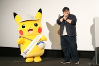 左からピカチュウ、矢嶋哲生監督。