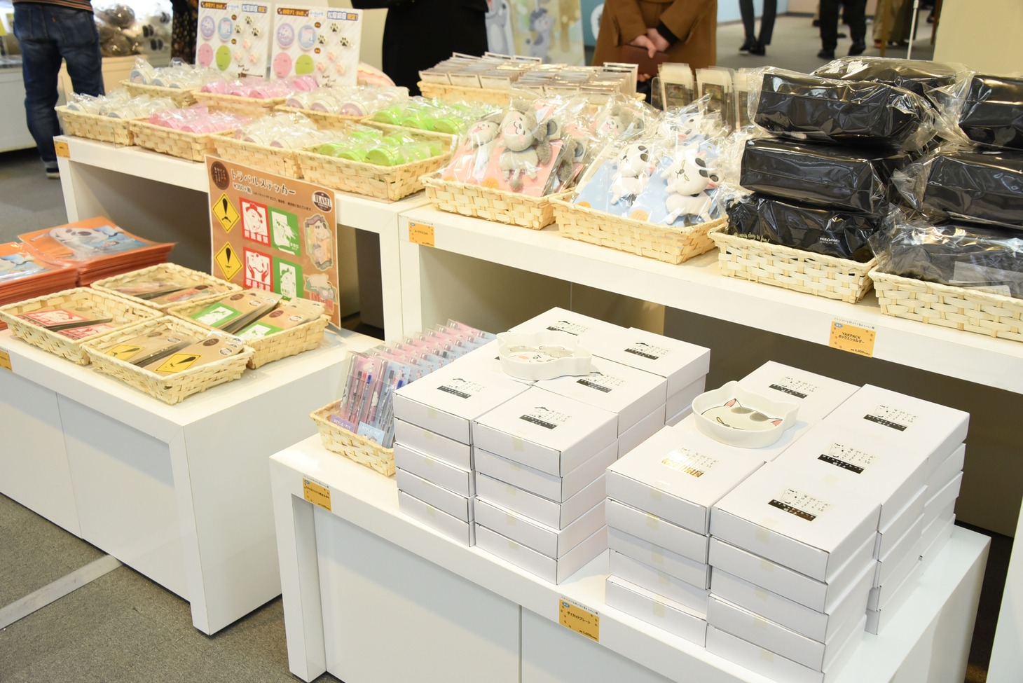 「犬と猫どっちも飼ってると毎日たのしい展」グッズ売り場。