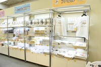 「犬と猫どっちも飼ってると毎日たのしい展」グッズ売り場。