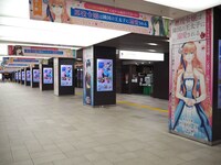 サイネージ広告・ラッピング広告掲出の様子。