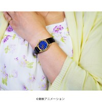 「『おジャ魔女どれみ』20周年記念オフィシャル腕時計」の着用イメージ。