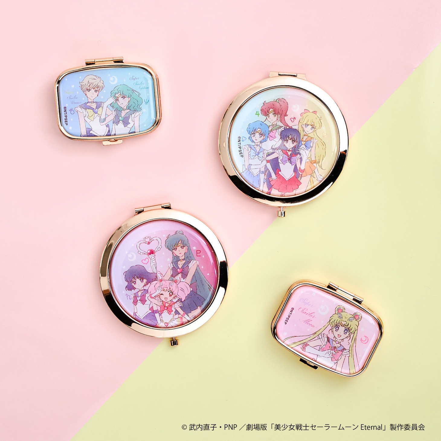 コンパクトミラーとアクセサリーケース。