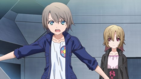 TVアニメ「装甲娘戦機」第1話より。